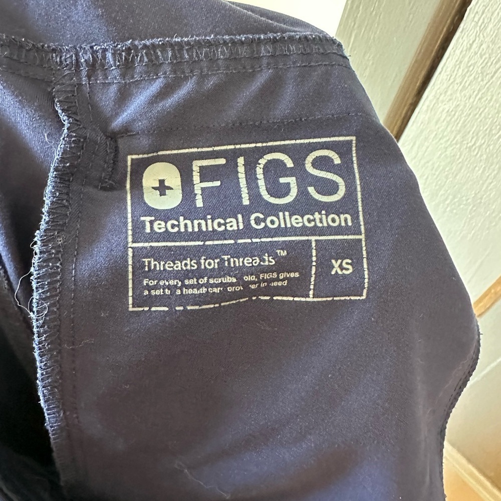 Figs Technical Collection Navy Blue Cargo Scrub Pants - Picture 4 of 5